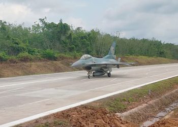 Pesawat Tempur Super Tucano dan F-16 Mendarat di Tol Lampung