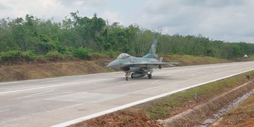 Pesawat Tempur Super Tucano dan F-16 Mendarat di Tol Lampung