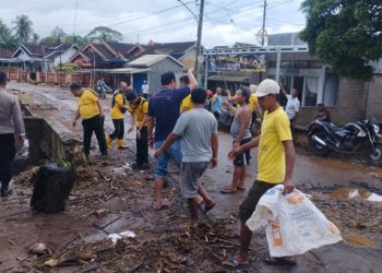 Polisi dan warga gotong royong pasca banjir landa Lampung Timur