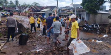 Polisi dan warga gotong royong pasca banjir landa Lampung Timur