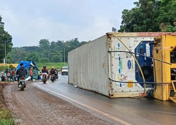 Truk kontainer terguling timpa mobil paket Shopee di Lampung Timur