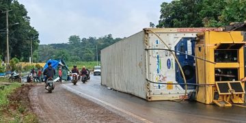 Truk kontainer terguling timpa mobil paket Shopee di Lampung Timur