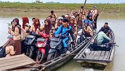Warga Kali Pasir Lampung Timur Menyeberang Sungai Pakai Perahu