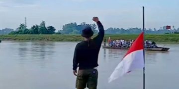 Warga Kali Pasir Lampung Timur Nyebrang Pakai Perahu