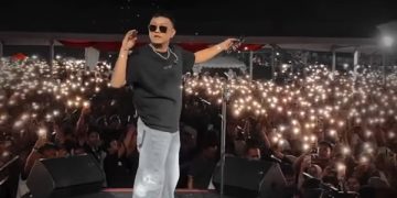 Denny Caknan tampil menghibur penonton di acara HUT Lampung Timur