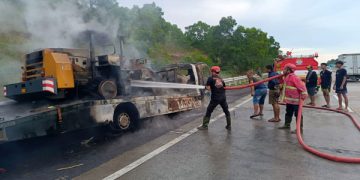 Truk Terbakar di Tol Bakter Lampung