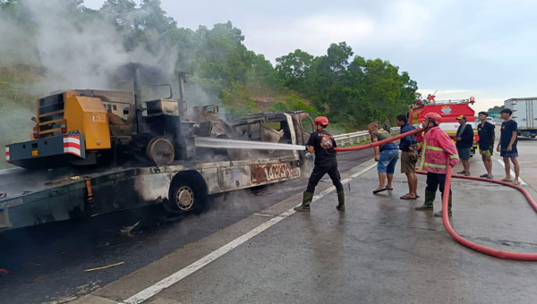 Truk Terbakar di Tol Bakter Lampung