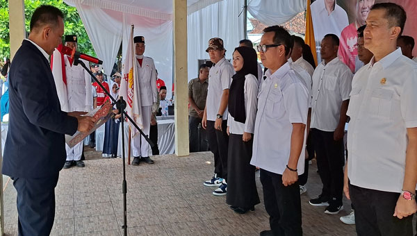 Ketua KONI Provinsi Lampung Taufik Hidayat melantik pengurus KONI Tulang Bawang Barat
