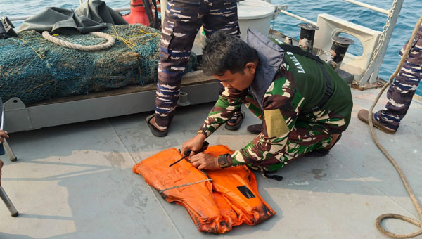 Tim SAR Temukan Life Jacket Saat Cari Rombongan Jurnalis Hilang di Selat Sunda