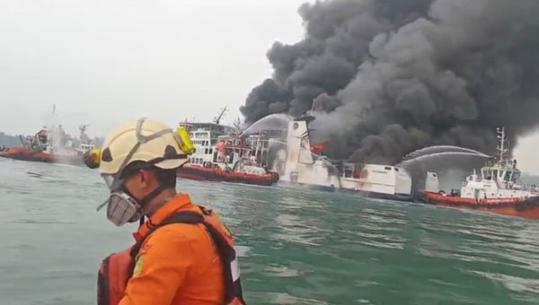 KMP Batumandi Terbakar di Merak