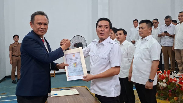Taufik Hidayat Lantik Dedi Irawan sebagai Ketua KONI Pesisir Barat